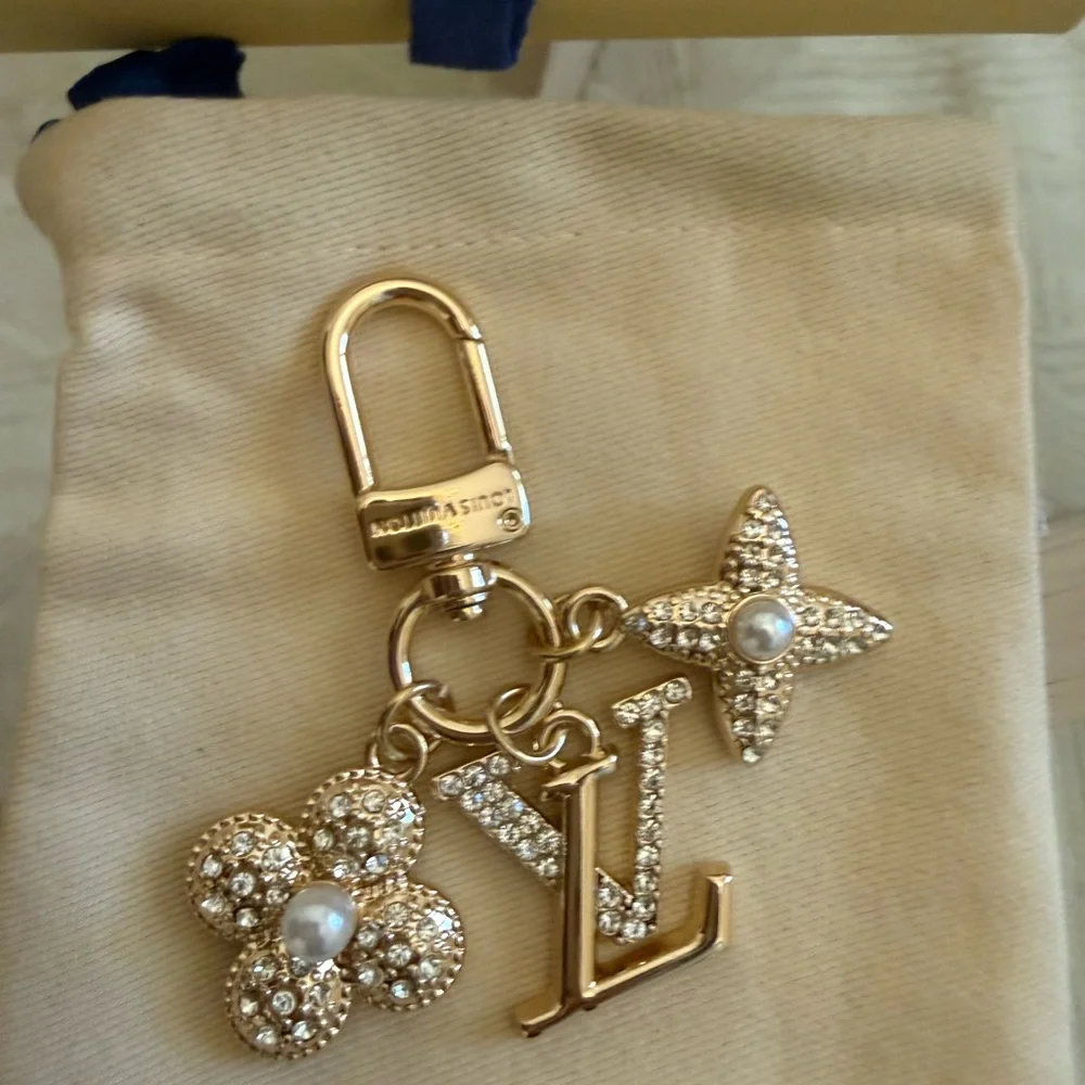 Louis Vuitton Gold Key Holder with Crystal Accents
comes with box pouch. - Picture 5 of 5